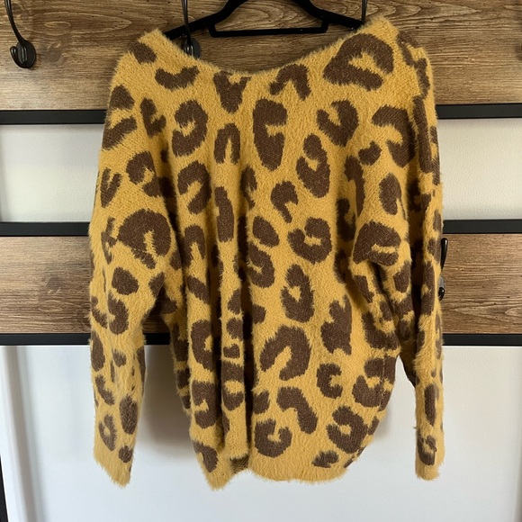 Cheetah Print Sweatshirt- American Threads - Picture 2 of 3
